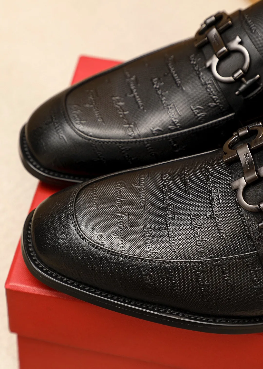 Men's shoes 💰480 💐 Product trademark: Ferragamo "Ferragamo" casual leather shoes Regular size: 38-44 (45.46🉑️customized) Product materials: Selected imported first-layer cowhide embossed upper + luxury hardware buckle, imported water-dyed cowhide leather lining. Strong three-dimensional visual effect, original rubber outsole Color: 1⃣️color optional